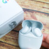 Google Pixel Buds A-Series 充電ケースから取り出し