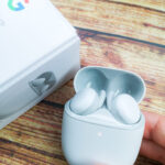 Google Pixel Buds A-Series 充電ケースから取り出し