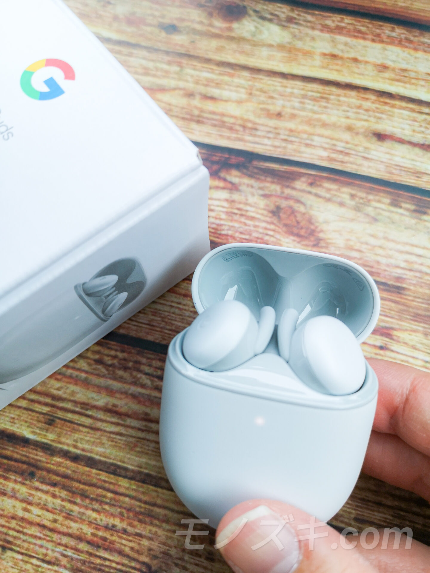 Google Pixel Buds A-Series 充電ケースから取り出し